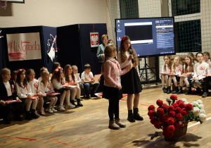 Uczniowie w czasie występów na sali gimnastycznej