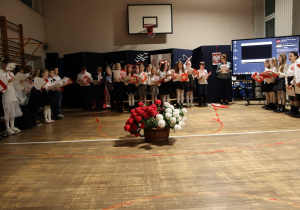 Uczniowie w czasie występów na sali gimnastycznej