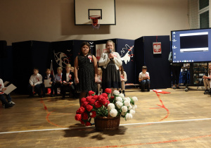 Uczniowie w czasie występów na sali gimnastycznej