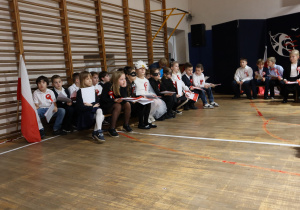 Uczniowie w czasie występów na sali gimnastycznej