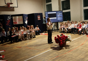 Uczniowie w czasie występów na sali gimnastycznej