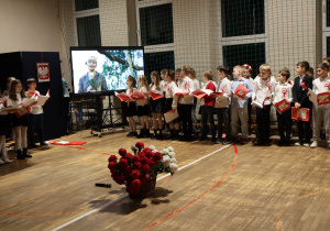 Uczniowie w czasie występów na sali gimnastycznej