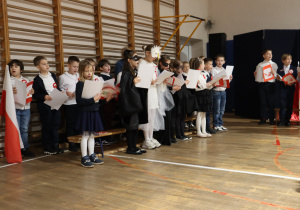 Uczniowie w czasie występów na sali gimnastycznej