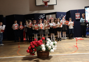 Uczniowie w czasie występów na sali gimnastycznej