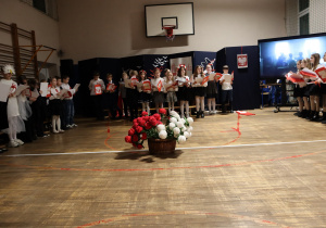 Uczniowie w czasie występów na sali gimnastycznej