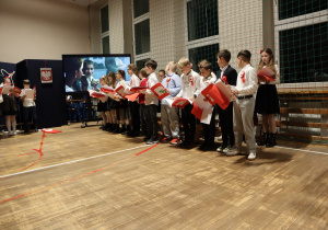 Uczniowie w czasie występów na sali gimnastycznej