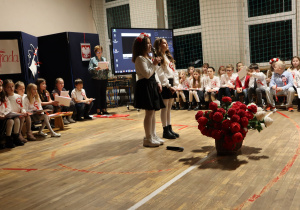 Uczniowie w czasie występów na sali gimnastycznej