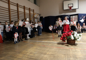 Uczniowie w czasie występów na sali gimnastycznej