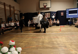 Uczniowie w czasie występów na sali gimnastycznej