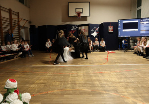 Uczniowie w czasie występów na sali gimnastycznej