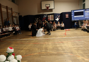 Uczniowie w czasie występów na sali gimnastycznej