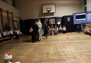 Uczniowie w czasie występów na sali gimnastycznej