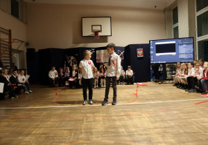 Uczniowie w czasie występów na sali gimnastycznej