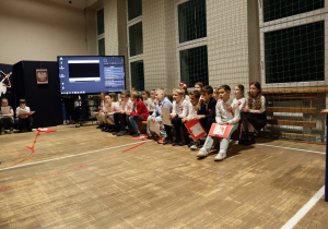 Uczniowie w czasie występów na sali gimnastycznej