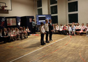 Uczniowie w czasie występów na sali gimnastycznej