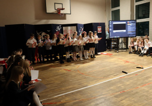 Uczniowie w czasie występów na sali gimnastycznej