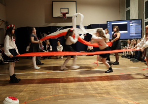 Uczniowie w czasie występów na sali gimnastycznej