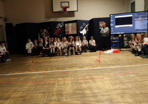 Uczniowie w czasie występów na sali gimnastycznej