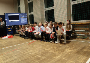 Uczniowie w czasie występów na sali gimnastycznej