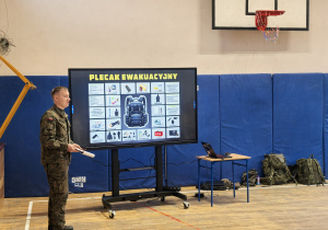 Żołnierze i rekwizyty wojskowe w czasie prezentacji