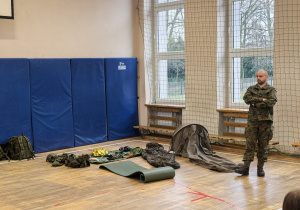 Żołnierze i rekwizyty wojskowe w czasie prezentacji