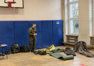 Żołnierze i rekwizyty wojskowe w czasie prezentacji