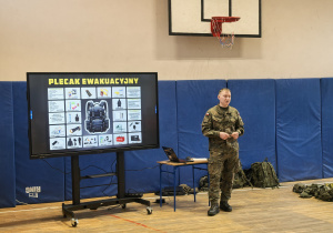 Żołnierze i rekwizyty wojskowe w czasie prezentacji