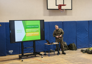 Żołnierze i rekwizyty wojskowe w czasie prezentacji