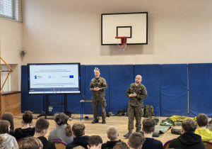 Żołnierze i rekwizyty wojskowe w czasie prezentacji