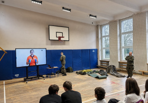 Żołnierze i rekwizyty wojskowe w czasie prezentacji