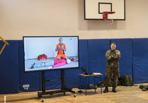 Żołnierze i rekwizyty wojskowe w czasie prezentacji