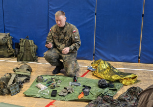 Żołnierze i rekwizyty wojskowe w czasie prezentacji