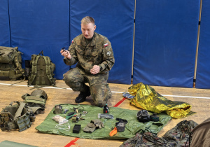 Żołnierze i rekwizyty wojskowe w czasie prezentacji