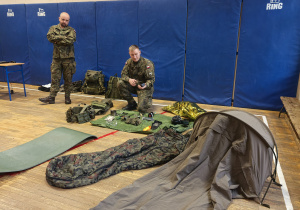 Żołnierze i rekwizyty wojskowe w czasie prezentacji