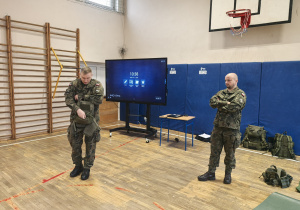 Żołnierze i rekwizyty wojskowe w czasie prezentacji