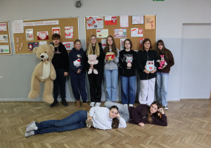 Grupa uczniów ze swoimi maskotkami.