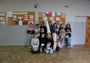 Grupa uczniów ze swoimi maskotkami.