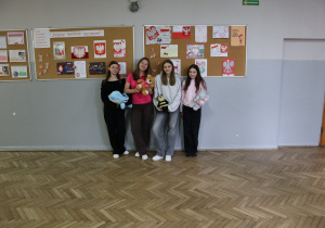 Grupa uczniów ze swoimi maskotkami.