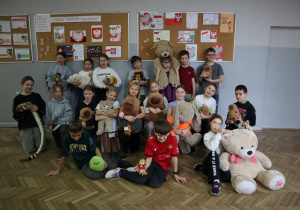 Grupa uczniów ze swoimi maskotkami.