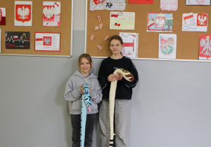 Grupa uczniów ze swoimi maskotkami.