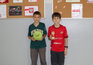 Grupa uczniów ze swoimi maskotkami.