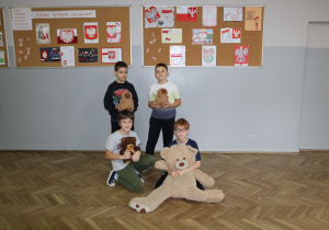 Grupa uczniów ze swoimi maskotkami.