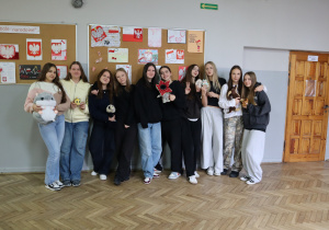 Grupa uczniów ze swoimi maskotkami.