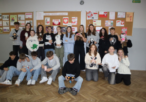 Grupa uczniów ze swoimi maskotkami.