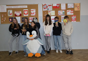 Grupa uczniów ze swoimi maskotkami.