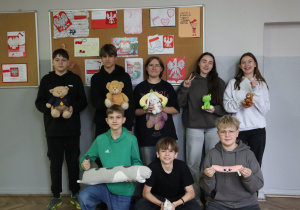 Grupa uczniów ze swoimi maskotkami.