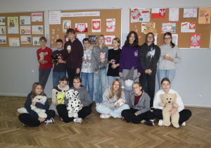 Grupa uczniów ze swoimi maskotkami.