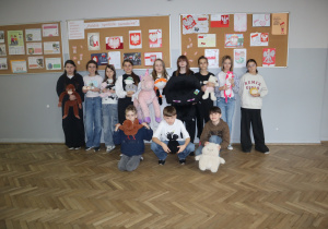 Grupa uczniów ze swoimi maskotkami.
