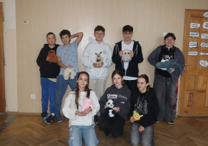Grupa uczniów ze swoimi maskotkami.