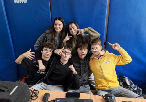 Uczniowie obsługujący sprzet nagłasniający